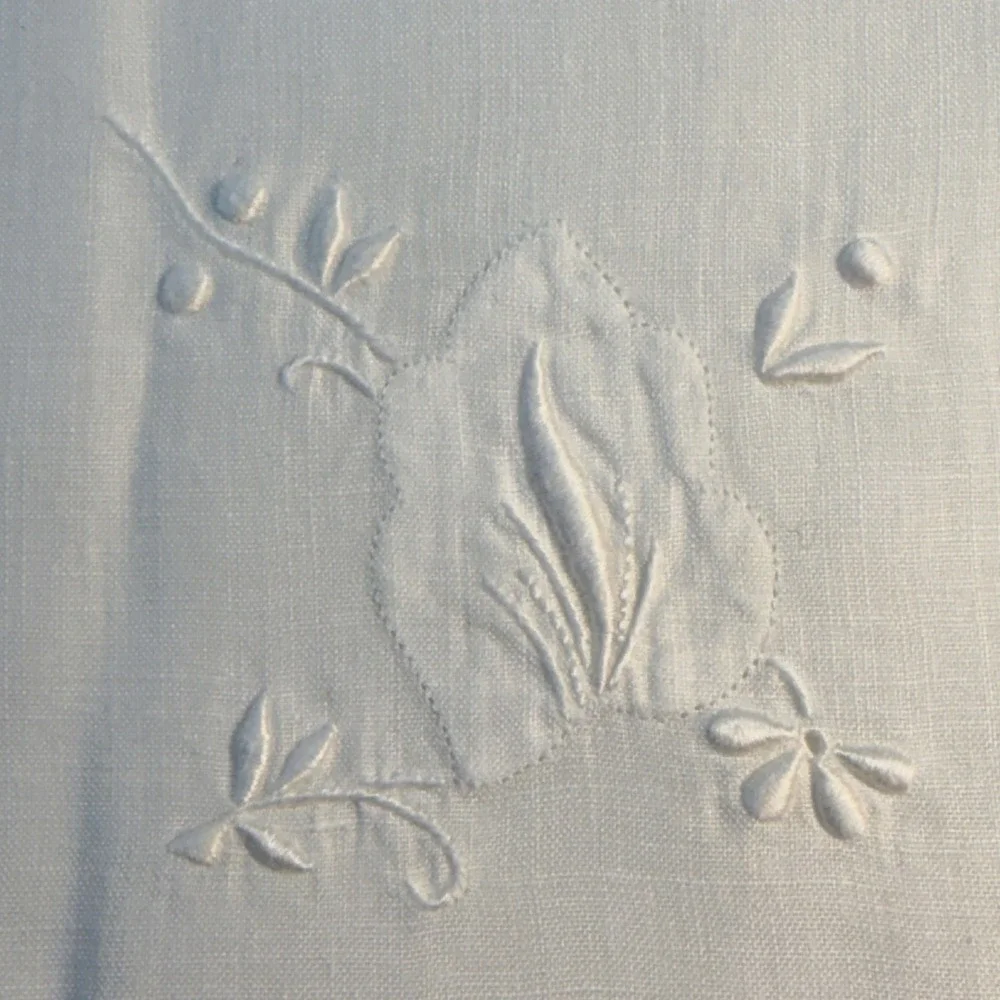 Vintage White Linen‎ Napkins Set of 9 Floral Embroidery Scalloped Edge 16x16